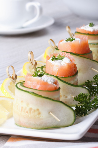 rolos de pepino com salmão, creme de queijo closeup vertical
  - Foto, Imagem
