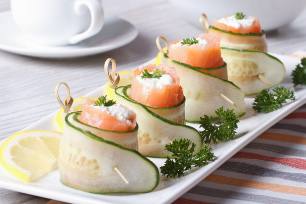 rollos de pepino con salmón, primer plano de queso crema horizontal
 - Foto, Imagen