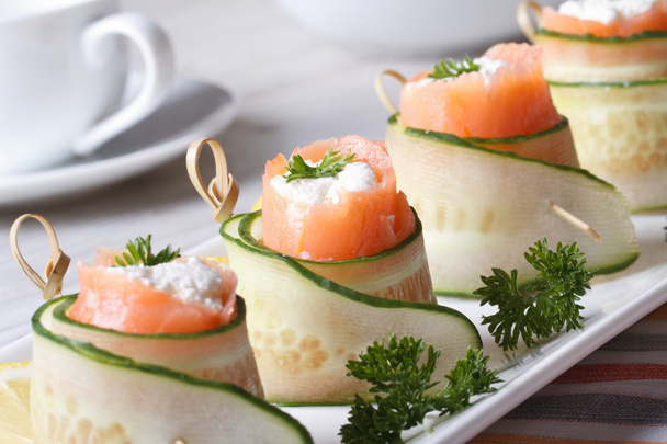 involtini di salmone con cetriolo, crema di formaggio ed erbe aromatiche
  - Foto, immagini