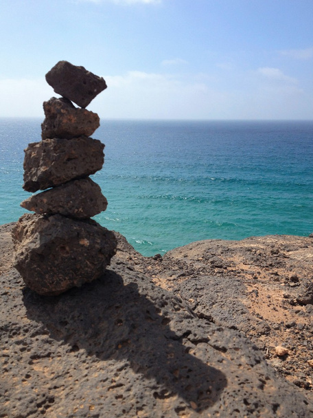 Rocas en equilibrio con vistas al océano
 - Foto, Imagen