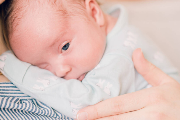 Stile di vita ritratto di una neonata, bambina di tre settimane. - Foto, immagini