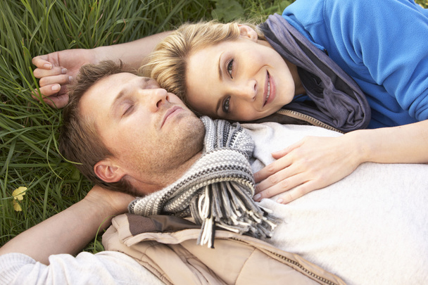 Young couple lying together on grass - Foto, Bild