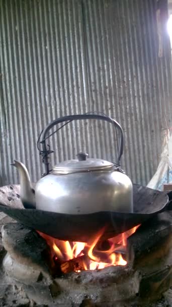 Estufa de carbón de estilo tailandés con hervidor de agua situado en la parte superior de la cocina. Un viejo hervidor caliente en una estufa utilizada durante mucho tiempo en casa. Utilice agua caliente para hacer bebidas como el café, mediante la configuración de la cámara - Imágenes, Vídeo