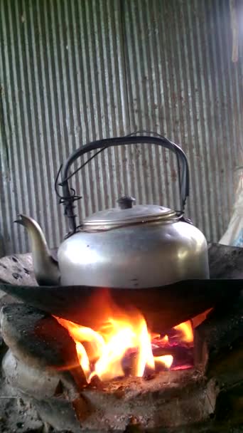 Stufa a carbone in stile thailandese con bollitore posto sulla parte superiore situato in cucina. Un vecchio bollitore caldo su una stufa utilizzata per lungo tempo in casa. Utilizzare acqua calda per fare bevande come il caffè, impostando la fotocamera - Filmati, video