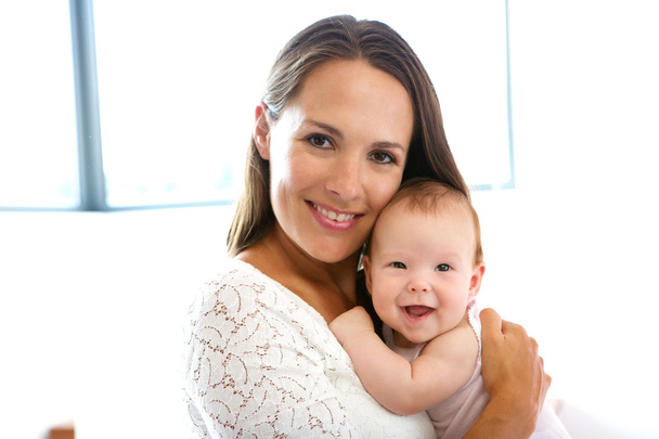 Mãe bonita e bebê bonito sorrindo
  - Foto, Imagem