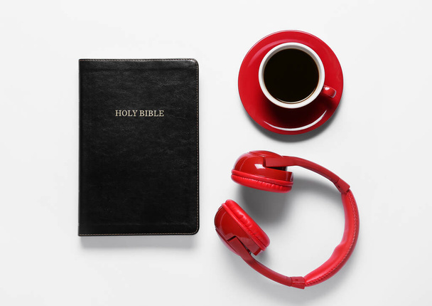 聖書、コーヒーと現代のヘッドフォンのカップ - 写真・画像