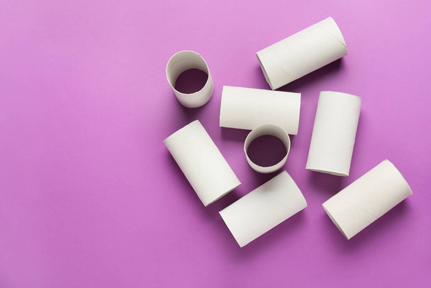 Tubos de cartón de papel higiénico sobre fondo morado - Foto, Imagen
