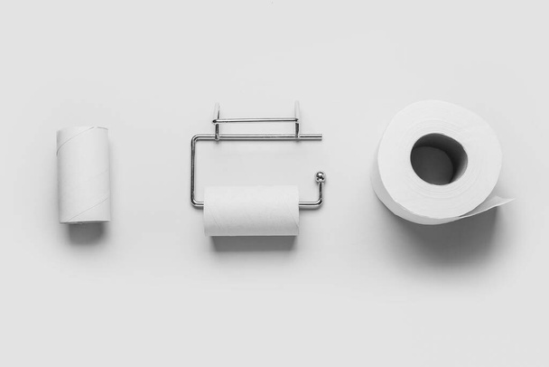 Tartó karton cső és WC-papír tekercs fehér alapon - Fotó, kép
