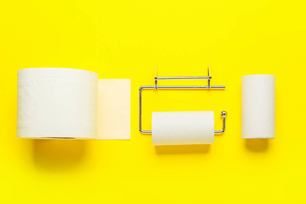 Tartó kartondobozzal és WC-papír tekercs sárga alapon - Fotó, kép