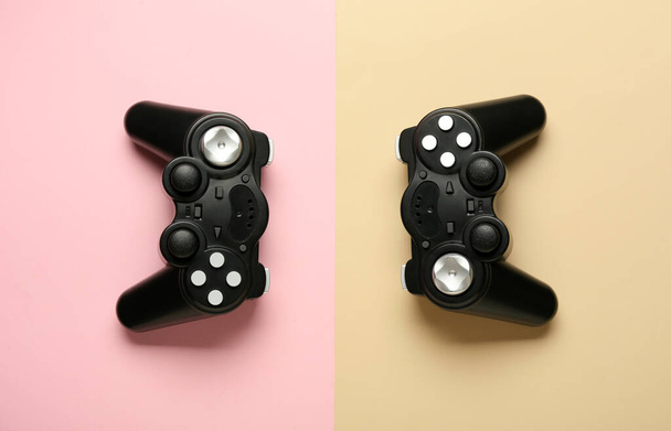 Moderne joysticks op kleur achtergrond - Foto, afbeelding