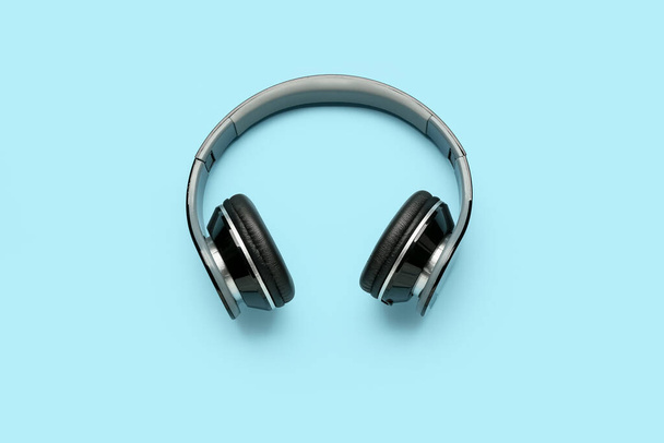 Σύγχρονα ακουστικά σε μπλε φόντο - Φωτογραφία, εικόνα