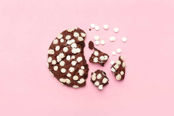 Biscuit délicieux cassé avec des pépites de chocolat blanc sur fond de couleur - Photo, image