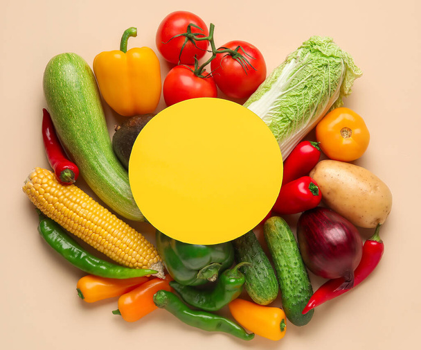 色の背景に異なる野菜や空白のカード。ビーガンデー - 写真・画像