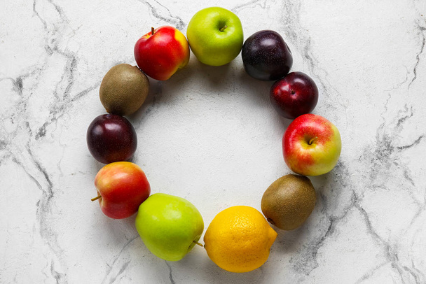 Frame made of fresh fruits on light background. Vegan Day - Foto, imagen