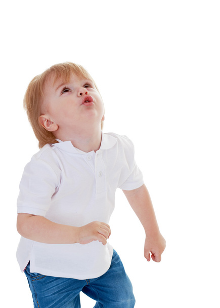 Little boy in white shirt looking up on - Foto, Imagen