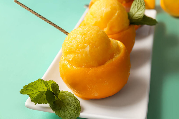 Lemez ízletes fagylaltok narancshéj a színes háttér - Fotó, kép