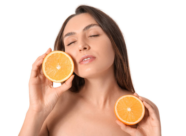 Гола молода жінка з нарізаним апельсиновим фруктом на білому тлі. Веганський день - Фото, зображення