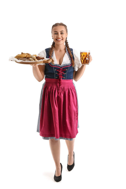 Giovane cameriera Octoberfest con birra e cibo su sfondo bianco - Foto, immagini