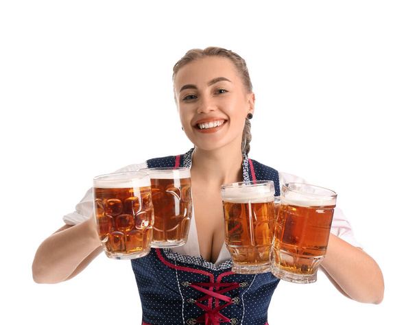 Νεαρή σερβιτόρα Octoberfest με μπύρα σε λευκό φόντο - Φωτογραφία, εικόνα