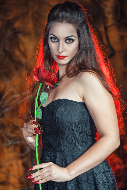 όμορφη γυναίκα με τριαντάφυλλο σε στυλ αποκριών - Φωτογραφία, εικόνα