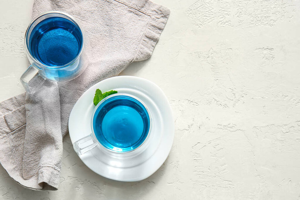 Üvegcsésze kék tea világos háttér - Fotó, kép