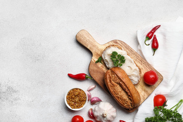 Brot mit Schmalzaufstrich und Gemüse auf hellem Hintergrund - Foto, Bild