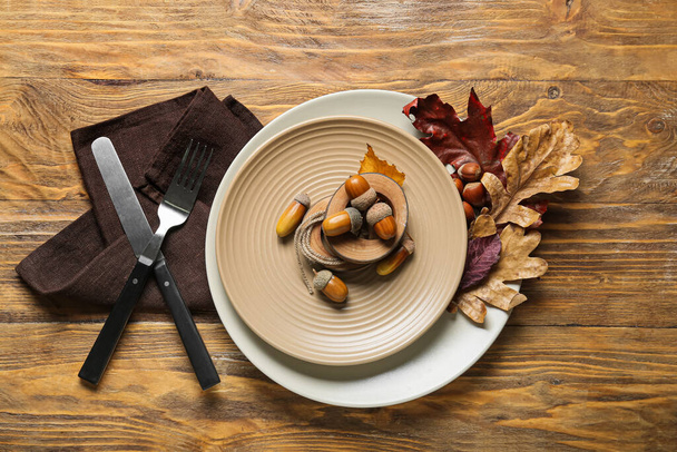 木を背景にしたスタイリッシュな秋のテーブルセッティング - 写真・画像