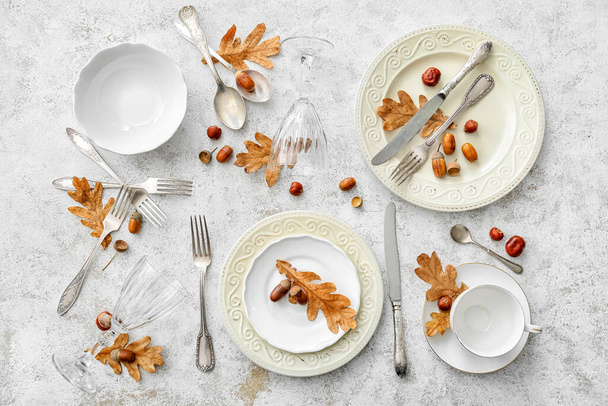 Elegante tavolo autunno impostazione su sfondo chiaro - Foto, immagini