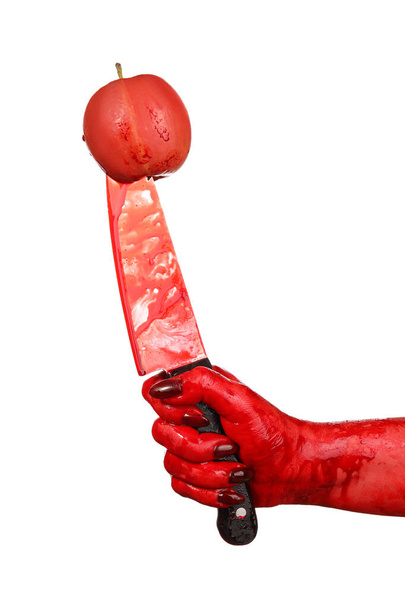 Рука с окровавленным ножом и яблоком на белом фоне - Фото, изображение