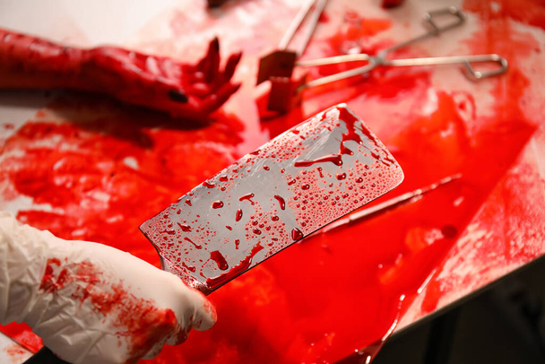 Maniac avec fendeur taché de sang sur le lieu du crime - Photo, image