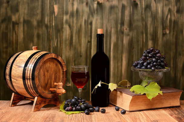 Holzfass, Wein und frische Trauben - Foto, Bild