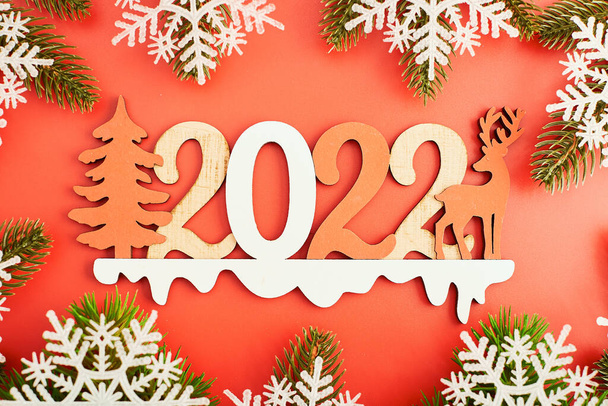 Fond rouge vacances de Noël ; carte de voeux, carte de Noël avec sapin et décor sur fond pailleté - Photo, image