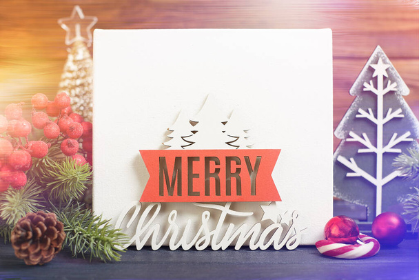 Dekoracja świąteczna z ozdobą i rozproszone światła, kartka świąteczna z jodłą i wystrojem na tle brokatu - Zdjęcie, obraz