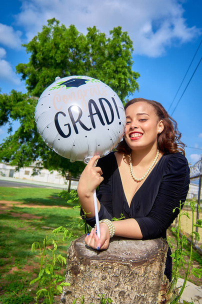 Fiatal lány, aki most végzett a főiskolán, ünnepli, hogy most diplomázott le. - Fotó, kép