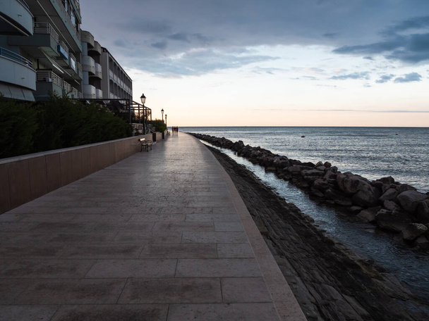 Strandpromenade von Grado Nazario Sauro an einem Sommermorgen an der Nordadria in Italien - Foto, Bild