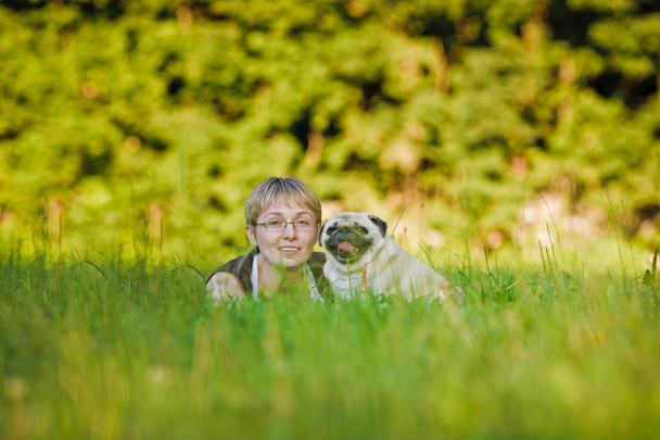 Jeune femme avec son chien - Photo, image