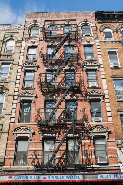 NEW YORK, UNITED STATES - Feb 11, 2016: A vertical shot of a building with metal balconies and stairs in New York - Foto, Bild