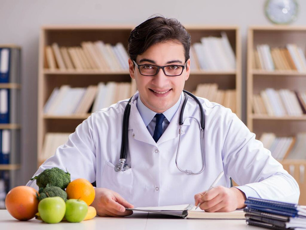 Médico en concepto de dieta con frutas y verduras - Foto, Imagen