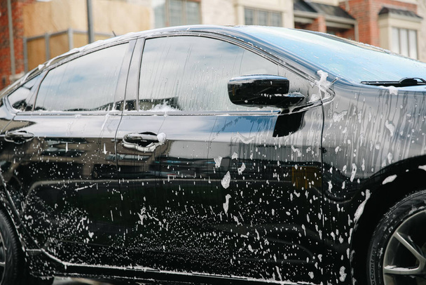 現代の車が泡で覆われています。洗車. - 写真・画像