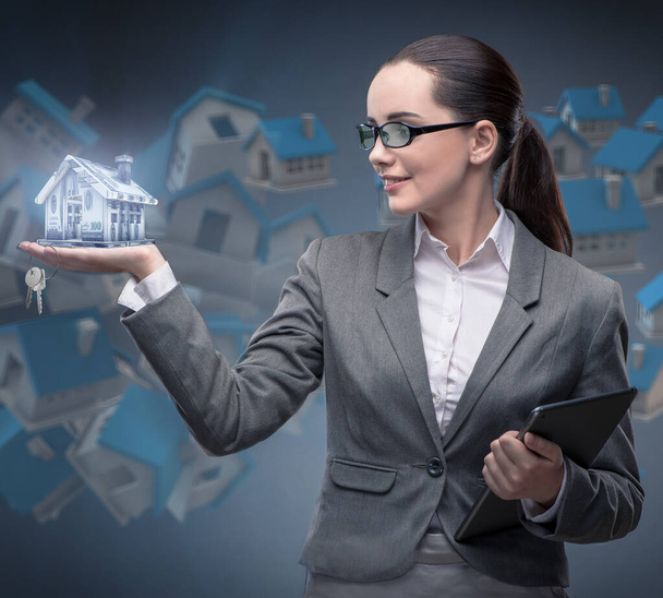 Kobieta interesu w mieszkaniowych kredytów hipotecznych koncepcja - Zdjęcie, obraz