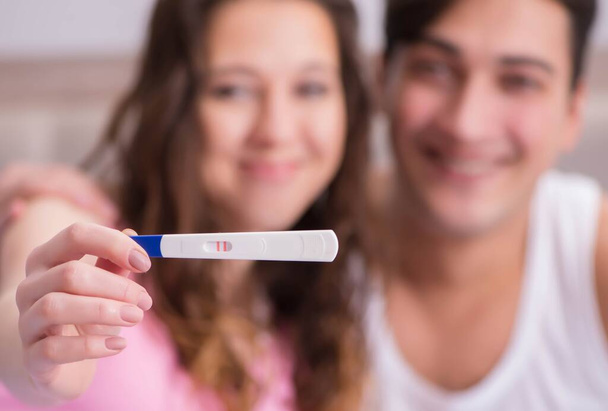 Mutlu çift hamilelik testi sonuçlarını öğreniyor. - Fotoğraf, Görsel