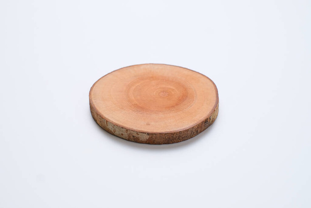 Puinen kanto tai luonnollinen tyyli puinen vuoristorata eristetty valkoisella pohjalla - Valokuva, kuva