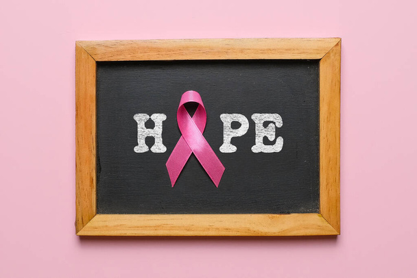 Brustkrebs-Bewusstsein Flatlay-Layout-Konzept über rosa Hintergrund - Foto, Bild