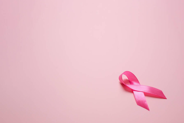 Concept de mise en page flatlay sensibilisation au cancer du sein sur fond rose - Photo, image