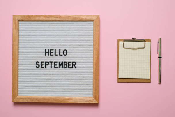 Engelse tekst Hello September on a letter Board - Foto, afbeelding