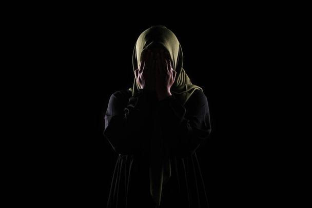 Aasian musliminainen peittää kasvonsa kädellään, Lopeta naisiin kohdistuva väkivalta käsite. - Valokuva, kuva