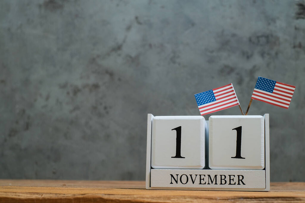 Wooden calendar of November 11st with miniature American flags. World veteran day celebration concepts - Foto, imagen