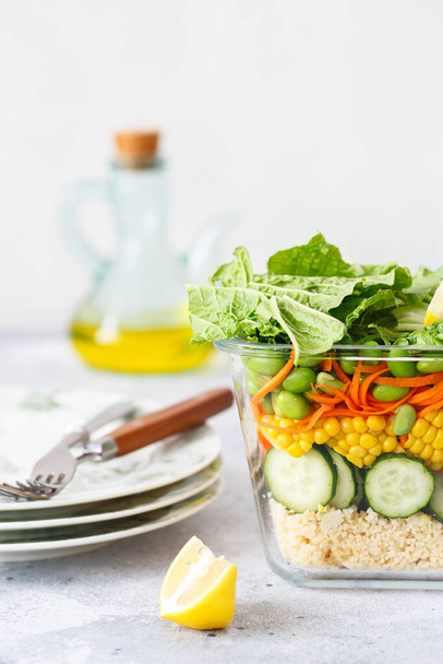 Taze çiğ sebze salatasıyla dolu cam kutu. Sağlıklı yemek tarifi hazırlama. Cam kapta sağlıklı vejetaryen yemeği. Vejetaryen mutfağı. Bitki bazlı yemekler. Yeşil yaşam konsepti. Organik doğal yiyecekler..  - Fotoğraf, Görsel