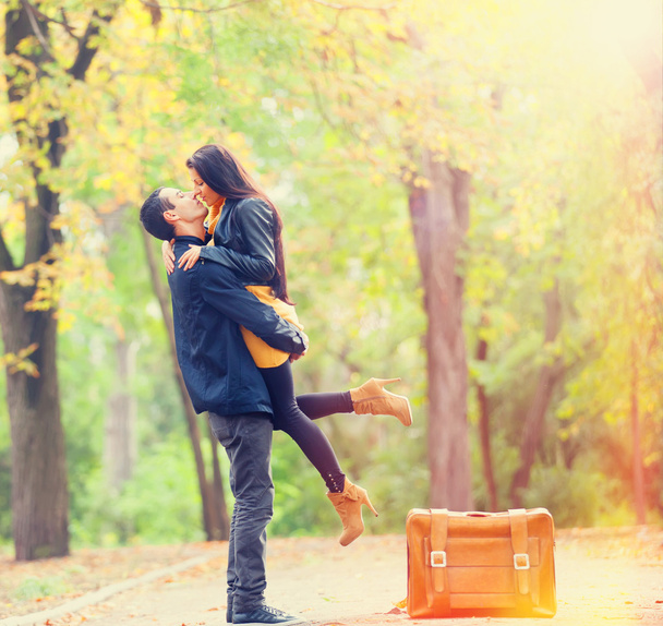 para z walizka całowanie w piłkę w parku - Zdjęcie, obraz