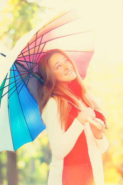 Kırmızı fularlı sonbahar açık şemsiye ile genç kız - Fotoğraf, Görsel
